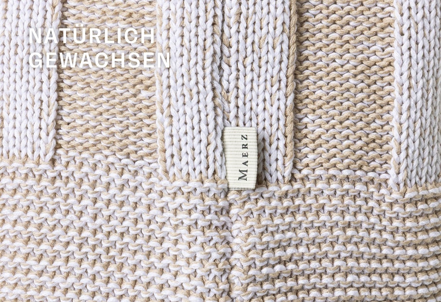 Detailaufnahme hochwertiger Premium Strickmode aus Bio-Baumwolle mit natürlicher Struktur.