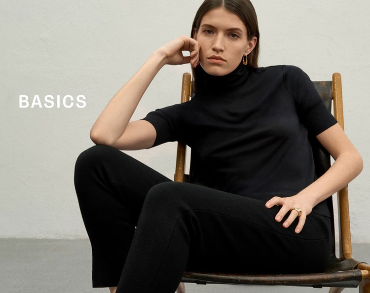 Basics, Frau trägt schwarzen Rollkragenpullover