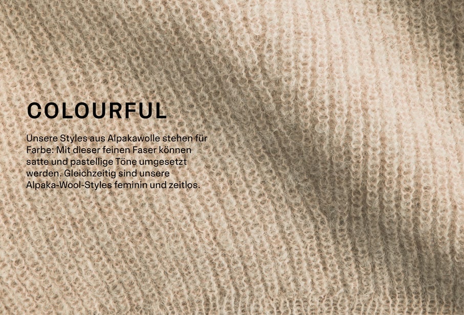 Detailbild/Nahaufnahme eines Alpaca Wool Pullovers in rosa, mittig steht: COLOURFUL: Unsere Styles aus Alpakawolle stehen für Farbe: Mit dieser feinen Faser können satte und pastellige Töne umgesetzt werden. Gleichzeitig sind unsere Alpaka-Wool-Styles feminin und zeitlos.