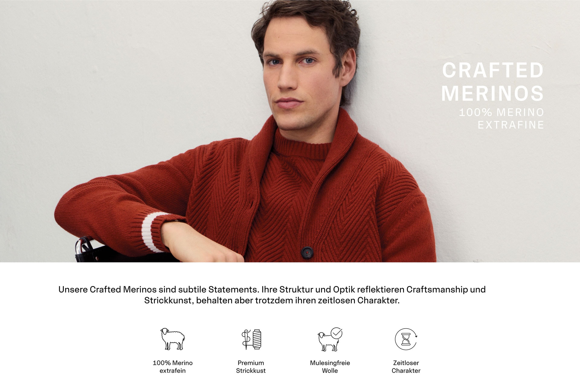 Mann sitzt entspannt vor heller Wand in eleganter dunkelroter Strick-Kombination aus Merinowolle mit Fischgrät-Strickjacke und Pullover. Weiße Ärmelsreifen der Strickjacke vollenden den hochwertigen Look.