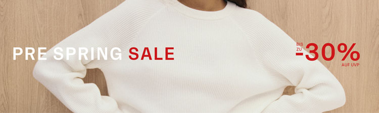PRE SPRING SALE: Frau im hellen Stricklook vor Holzstruktur, mit rotem ‚SALE‘ Schriftzug und –30 % Rabatt inszeniert.