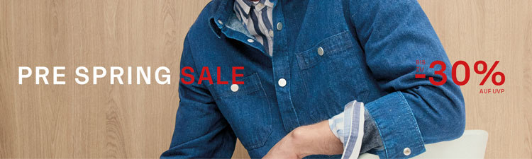 PRE SPRING SALE: Mann im Denim‑Look vor Holzstruktur, mit rotem ‚SALE‘ und –30 % Hinweis – moderner Premium‑Sale Banner.
