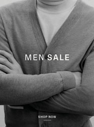 Pre Sale Herren Strickmode – 20 % Rabatt. Mann in stilvollem Rollkragenpullover mit passender Strickjacke. Eleganter Look, jetzt reduziert.