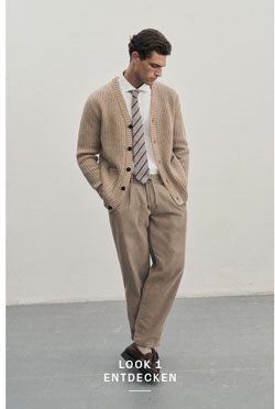 Mann trägt ein elegantes Herrenoutfit aus Premium Merino Strick mit beiger Strickjacke, passender Hose, weißem Hemd und grau weiß gestreifter Krawatte, stilvoll Ton in Ton kombiniert.