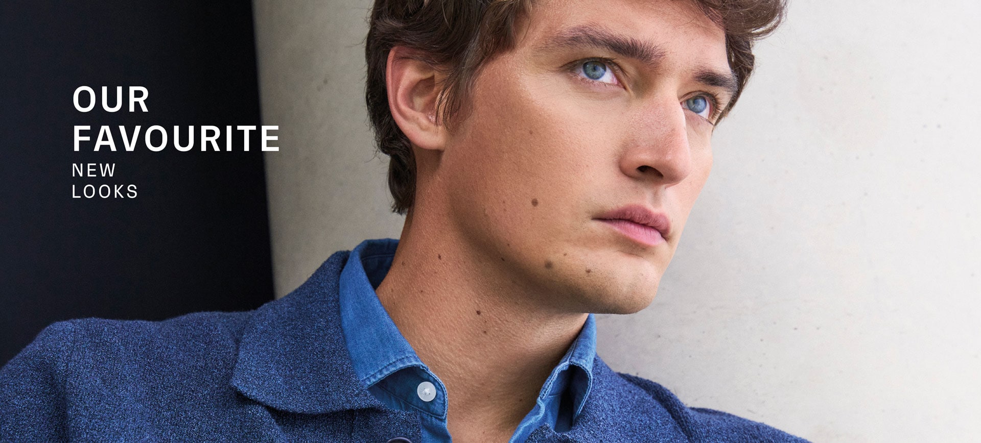 Our Favourite New Looks: Mann in tiefblauer Strickjacke und strukturiertem Strickhemd – moderne Premium Knitwear für hochwertige Herrenmode.