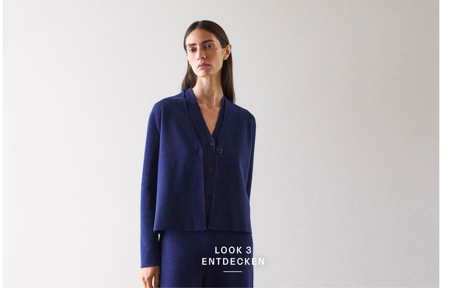 Look 3 entdecken: Frau im dunkelblauen Strickset aus Cardigan und Hose, minimalistisch inszeniert für eine ruhige, hochwertige Premium Ästhetik.