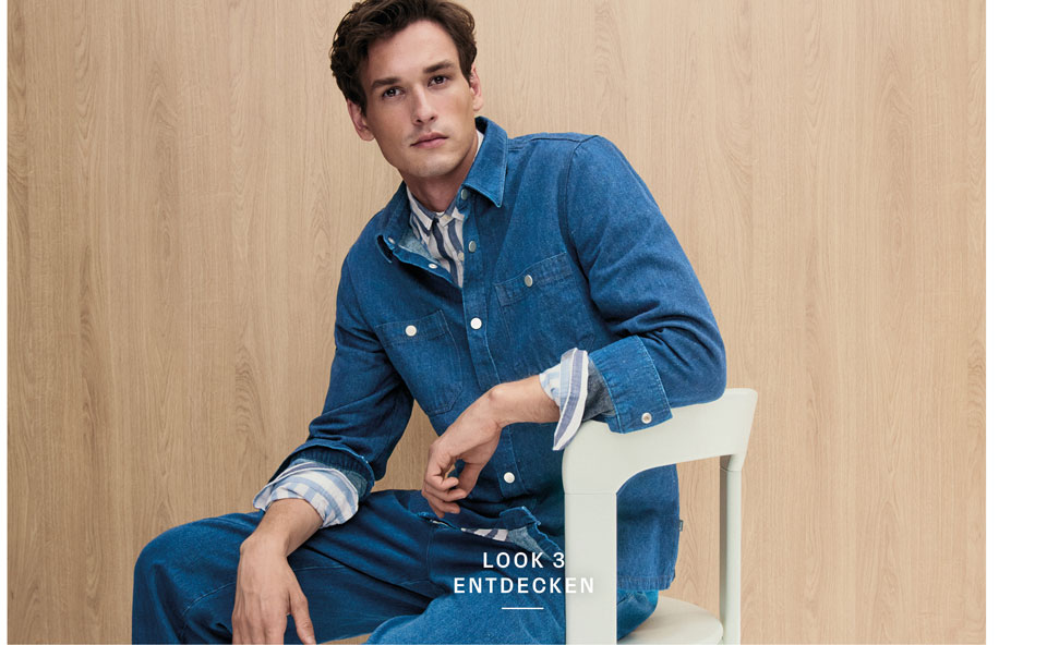 Look 3 entdecken: Mann im kompletten Knitted Denim Set aus Jacke und Hose, lässig kombiniert mit Hemd – strukturierte Premium Knitwear in ikonischem Blau.