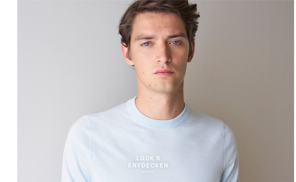 Look 5 Entdecken: Mann im hellblauen Feinstrick Pullover, klar und modern inszeniert – hochwertige Herren Knitwear für zeitlose Premium Looks.