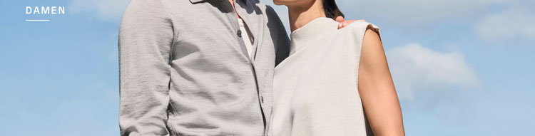 Mann und Frau in leichten Merino Air Looks, modern vor blauem Himmel inszeniert – extrafeiner Strick für luftige Premium Ästhetik.