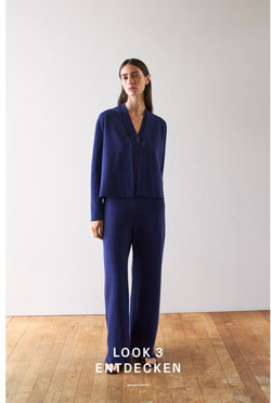 Look 3 entdecken: Frau im dunkelblauen Strickset aus Cardigan und Hose, minimalistisch inszeniert für eine ruhige, hochwertige Premium Ästhetik.