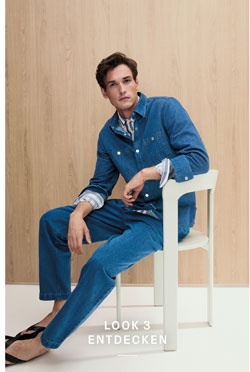 Look 3 entdecken: Mann im kompletten Knitted Denim Set aus Jacke und Hose, lässig kombiniert mit Hemd – strukturierte Premium Knitwear in ikonischem Blau.