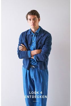 Look 4 entdecken: Mann im kompletten Knitted Denim Set mit Hemd, Jacke und Hose – moderne, strukturierte Premium Knitwear in ikonischem Blau.