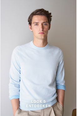 Look 5 Entdecken: Mann im hellblauen Feinstrick Pullover, klar und modern inszeniert – hochwertige Herren Knitwear für zeitlose Premium Looks.