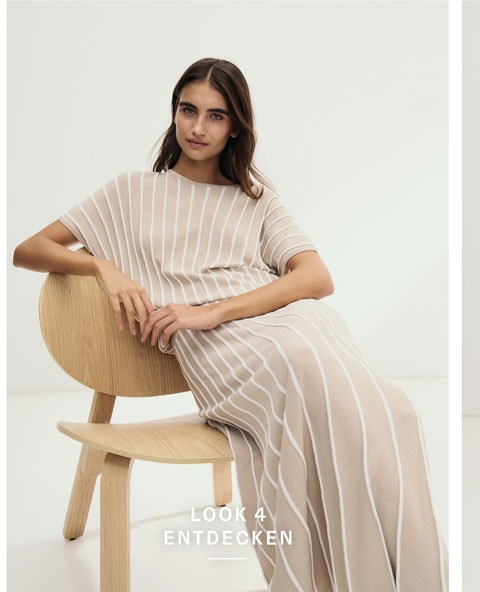 Look 4 entdecken: Our Favourite New Looks. Frau im gestreiftem Strickoberteil mit passendem Rock, klar und modern auf hellem Stuhl vor minimalistischem Hintergrund inszeniert.