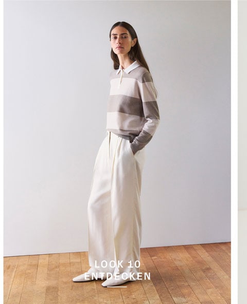 Look 10 entdecken: Our Favourite New Looks. Frau im gestreiften Strick Polo in soften Naturtönen und weiter Hose, modern und ruhig inszeniert für eine edle Premium Ästhetik.