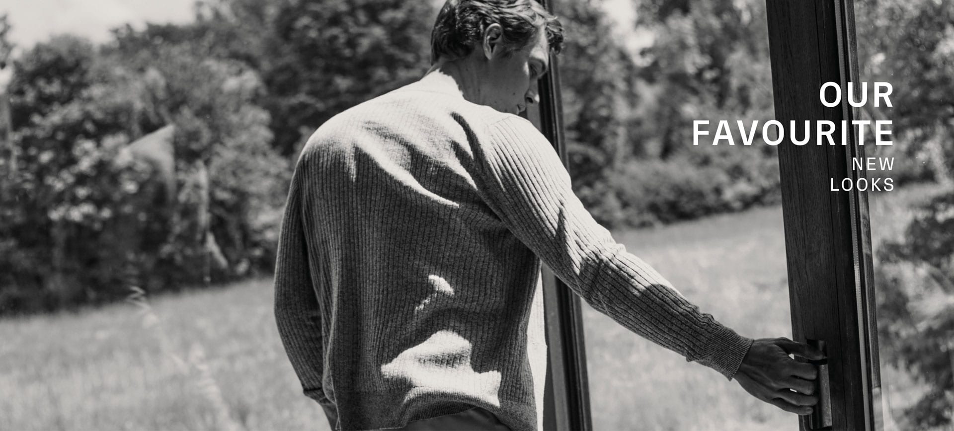 Our Favourite New Look: Mann im strukturierten Strickoberteil am offenen Türrahmen, ruhig vor weiter Natur inszeniert – neben der Headline ‘OUR FAVOURITE NEW LOOKS’.