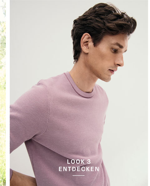 Look 3 entdecken: Our Favourite New Looks. Mann in feinem mauvefarbenen Strukturstrick, modern und minimalistisch im Studio inszeniert.