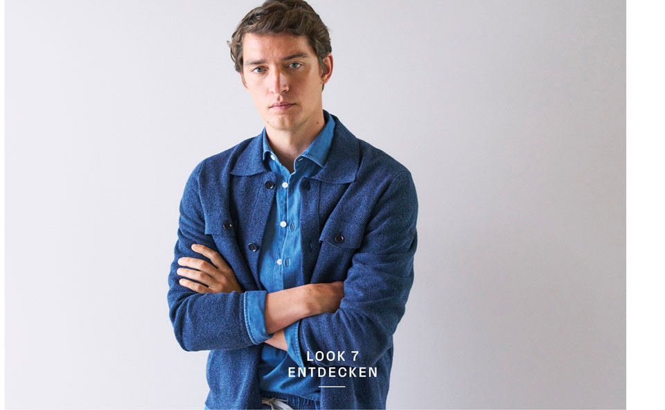 Look 7 entdecken: Our Favourite New Looks. Mann im kompletten Knitted Denim Set mit Hemd, Jacke und Hose – moderne, strukturierte Premium Knitwear in ikonischem Blau.