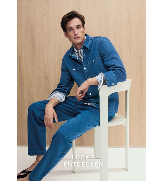 Look 8 entdecken: Mann im kompletten Knitted Denim Set aus Jacke und Hose, lässig kombiniert mit Hemd – strukturierte Premium Knitwear in ikonischem Blau.