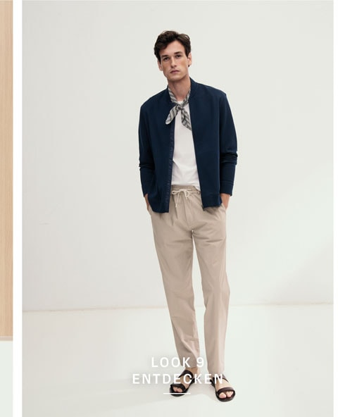 Look 9 entdecken: Our Favourite New Looks. Mann in navyfarbener Strickjacke über Shirt und Denim Hemd, modern kombiniert – elegante Premium Knitwear für vielseitige Herrenlooks.