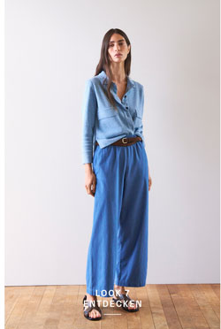 Look 7 entdecken: Our Favourite New Looks. Frau im hellblauen Strickhemd und weiter Hose, modern und lässig kombiniert – leichter, hochwertiger Knit Denim für zeitlose Premium Ästhetik.