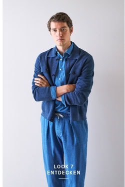 Look 7 entdecken: Our Favourite New Looks. Mann im kompletten Knitted Denim Set mit Hemd, Jacke und Hose – moderne, strukturierte Premium Knitwear in ikonischem Blau.