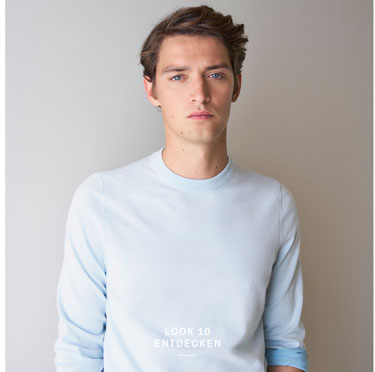 Look 10 entdecken: Our Favourite New Looks. Mann im hellblauen Feinstrick Pullover, klar und modern inszeniert – hochwertige Herren Knitwear für zeitlose Premium Looks.