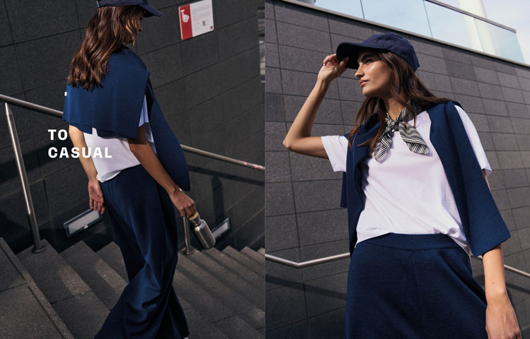 Frau in TO CASUAL Looks mit navyfarbener Strickjacke, weißem Shirt und Cap, urban auf Treppe und vor Fassade inszeniert – einmal seitlich, einmal frontal.