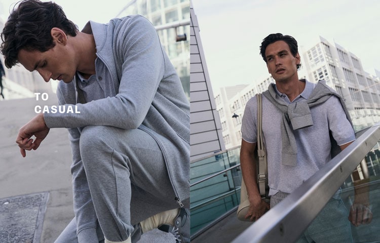 Mann in zwei lässigen TO CASUAL Looks mit hellen Strick‑ und Shirt‑Kombinationen, urban inszeniert vor moderner Architektur.