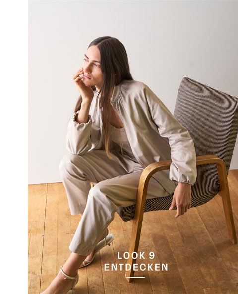 Look 9 entdecken: Our Favourite New Looks. Frau in heller Strickjacke mit passender Hose, entspannt im Licht eines modernen Wohnraums inszeniert.