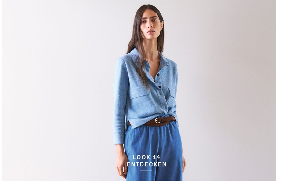Look 14 entdecken: Our Favourite New Looks. Frau im hellblauen Strickhemd und weiter Hose, modern und lässig kombiniert – leichter, hochwertiger Knit Denim für zeitlose Premium Ästhetik.
