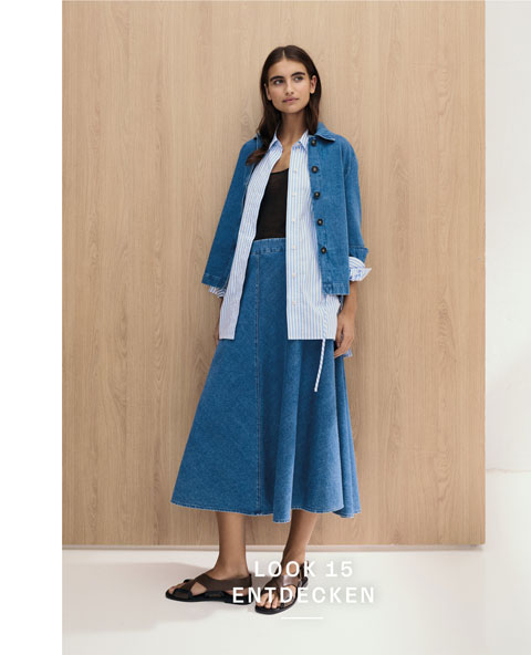 Look 15 entdecken: Our Favourite New Looks. Frau im modernen Knitted Denim Set aus Jacke, Hemd und Rock – strukturierter Baumwollstrick für zeitlose Premium Eleganz.