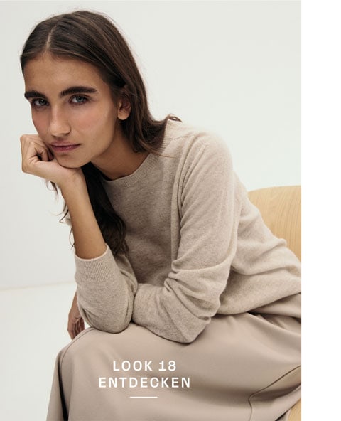 Look 18 entdecken: Our Favourite New Looks. Frau in weichem Feinstrick Pullover in warmem Beige, minimalistisch inszeniert für eine natürliche, hochwertige Premium Note.