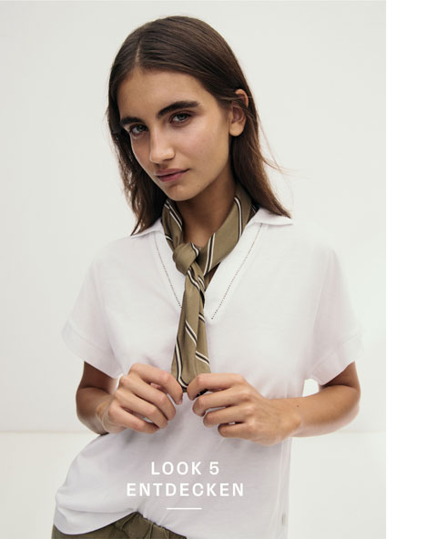 Look 5 entdecken: Our Favourite New Looks: Frau in weißem Shirt mit olivfarbenem Halstuch, modern und minimalistisch im Studio inszeniert.