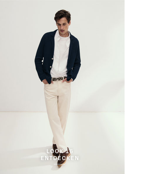 Look 16 entdecken: Mann in dunkelblauer Strickjacke über weißem Hemd und Shirt sowie heller Hose – hochwertige Herren Knitwear für moderne Premium Looks.