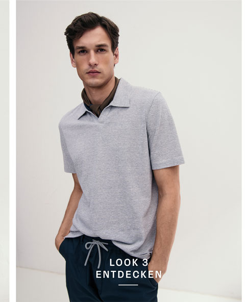 Look 3 entdecken: Our Favourite New Looks: Mann in leichtem Strukturpolo und navyfarbener Hose, clean im Studio inszeniert.