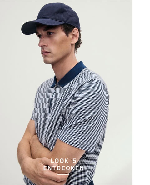 Look 5 entdecken: Our Favourite New Looks: Mann im fein gemusterten Poloshirt und navyfarbener Cap, modern und reduziert im Studio inszeniert.