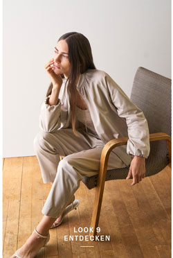 Look 9 entdecken: Our Favourite New Looks. Frau in heller Strickjacke mit passender Hose, entspannt im Licht eines modernen Wohnraums inszeniert.