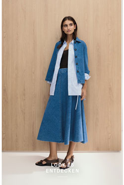 Look 15 entdecken: Our Favourite New Looks. Frau im modernen Knitted Denim Set aus Jacke, Hemd und Rock – strukturierter Baumwollstrick für zeitlose Premium Eleganz.