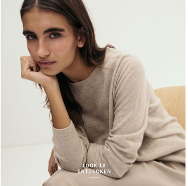 Look 18 entdecken: Our Favourite New Looks. Frau in weichem Feinstrick Pullover in warmem Beige, minimalistisch inszeniert für eine natürliche, hochwertige Premium Note.