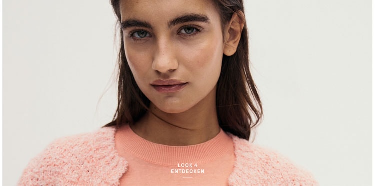 Look 4 entdecken: Our Favourite New Looks: Frau in rosafarbenem Strickset aus strukturiertem Cardigan und passendem Top, modern im hellen Studio inszeniert.