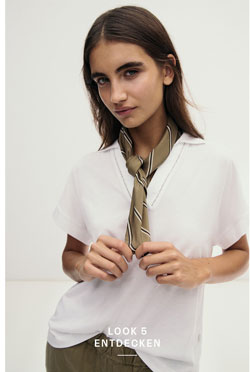 Look 5 entdecken: Our Favourite New Looks: Frau in weißem Shirt mit olivfarbenem Halstuch, modern und minimalistisch im Studio inszeniert.