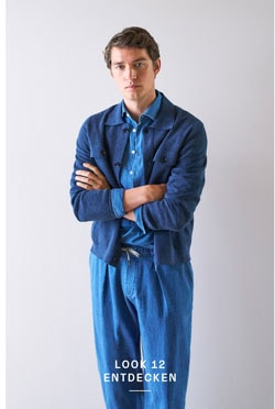 Look 12 entdecken: Our Favourite New Looks. Mann im kompletten Knitted Denim Set mit Hemd, Jacke und Hose – moderne, strukturierte Premium Knitwear in ikonischem Blau.