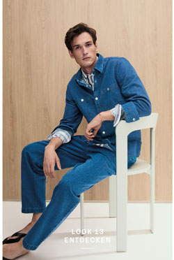 Look 13 entdecken: Our Favourite New Looks. Mann im kompletten Knitted Denim Set aus Jacke und Hose, lässig kombiniert mit Hemd – strukturierte Premium Knitwear in ikonischem Blau.