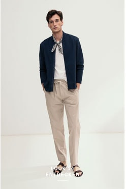 Look 14 Entdecken: Mann in navyfarbener Strickjacke über Shirt und Denim Hemd, modern kombiniert – elegante Premium Knitwear für vielseitige Herrenlooks.