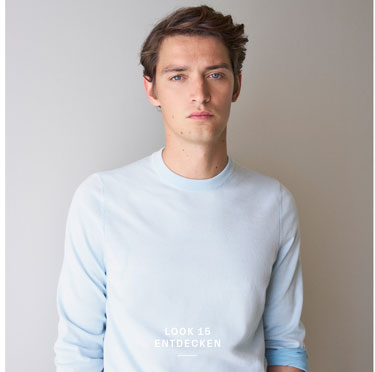 Look 15 Entdecken: Mann im hellblauen Feinstrick Pullover, klar und modern inszeniert – hochwertige Herren Knitwear für zeitlose Premium Looks.