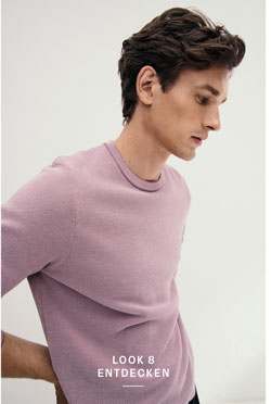 Look 8 entdecken: Our Favourite New Looks. Mann in feinem mauvefarbenen Strukturstrick, modern und minimalistisch im Studio inszeniert.