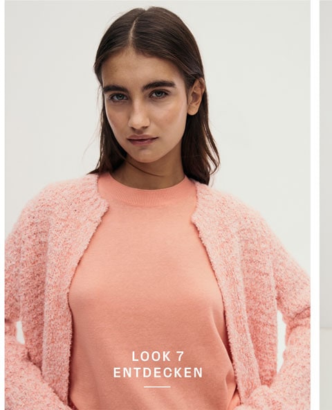 Look 7 entdecken: Our Favourite New Looks: Frau in rosafarbenem Strickset aus strukturiertem Cardigan und passendem Top, modern im hellen Studio inszeniert.