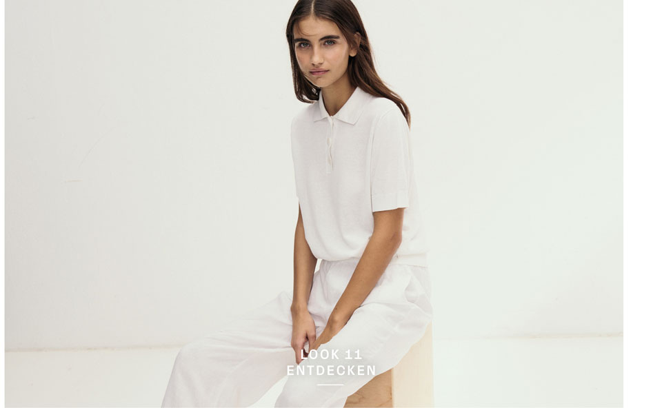 Look 11 entdecken: Our Favourite New Looks: Frau im cleanen weißen Set aus Shirt und Hose, locker auf hellem Block im Studio inszeniert, moderner Minimal Look.