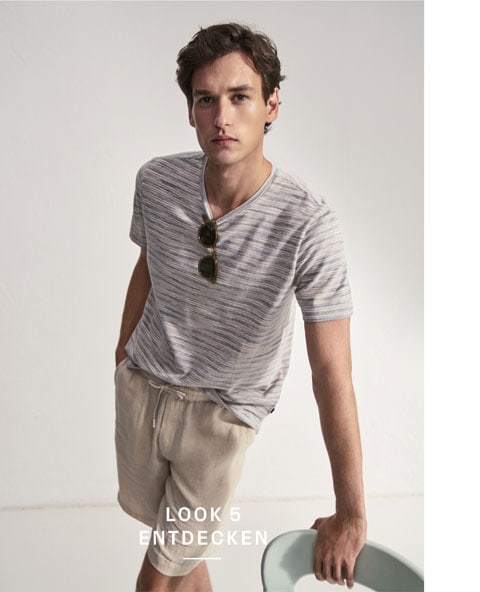 Look 5 entdecken: Our Favourite New Looks: Mann im gestreiften Jersey Shirt mit heller Shorts, lässig präsentiert – moderner Sommerlook.